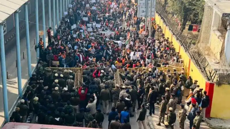 ভারতের রাজধানী নয়াদিল্লিতে বাংলাদেশ হাইকমিশনের সামনে বিক্ষোভ চলছে।