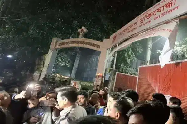 ফ্লাইওভার থেকে ছোড়া ককটেল বিস্ফোরণে এক যুবক নিহত হয়েছেন।