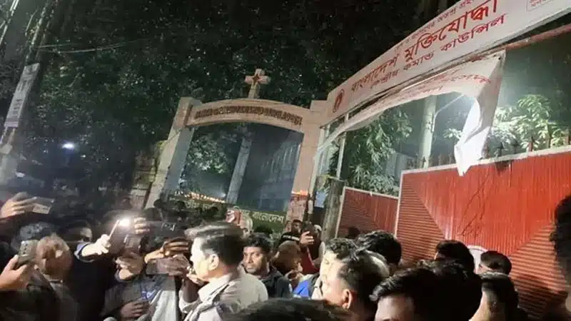 ফ্লাইওভার থেকে ছোড়া ককটেল বিস্ফোরণে এক যুবক নিহত হয়েছেন।