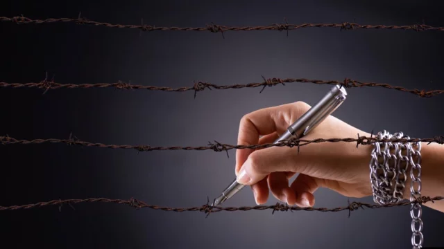 নতুন করে প্রশ্ন উঠেছে মতপ্রকাশের স্বাধীনতা ও সাংবাদিকদের নিরাপত্তা নিয়ে।