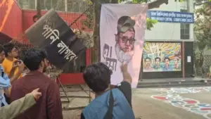 গোলাম আযমের ছবিতে জুতা নিক্ষেপ কর্মসূচি পালন করেছেন ঢাকা বিশ্ববিদ্যালয়ের (ঢাবি) শিক্ষার্থীরা।