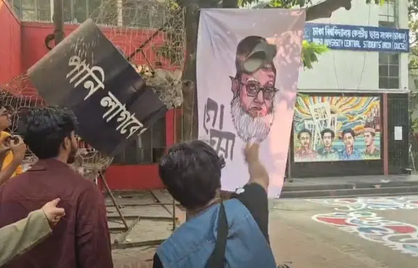 গোলাম আযমের ছবিতে জুতা নিক্ষেপ কর্মসূচি পালন করেছেন ঢাকা বিশ্ববিদ্যালয়ের (ঢাবি) শিক্ষার্থীরা।