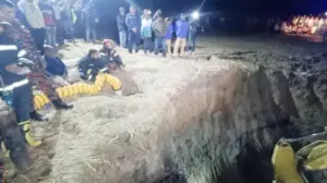 গভীর নলকূপের একটি পরিত্যক্ত গর্তে পড়ে গেছে দুই বছরের শিশু স্বাধীন।