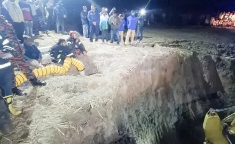 গভীর নলকূপের একটি পরিত্যক্ত গর্তে পড়ে গেছে দুই বছরের শিশু স্বাধীন।