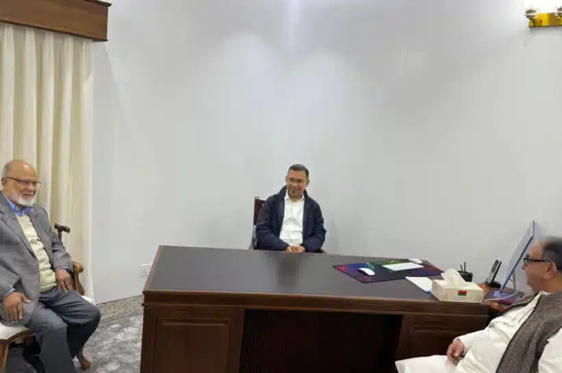 গুলশানে বিএনপির চেয়ারপারসনের রাজনৈতিক কার্যালয়ে আনুষ্ঠানিকভাবে দাপ্তরিক কার্যক্রম শুরু করেছেন দলের ভারপ্রাপ্ত চেয়ারম্যান তারেক রহমান।