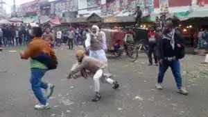 চাঁদাবাজির বিরুদ্ধে ব্যবসায়ীদের মানববন্ধনে হামলা চালিয়েছে একদল দুর্বৃত্ত।