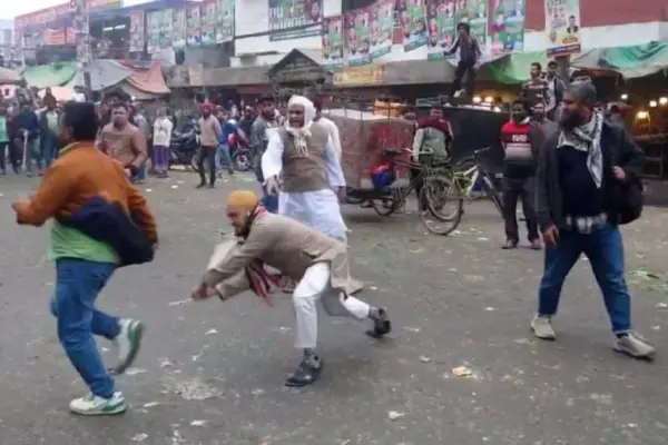 চাঁদাবাজির বিরুদ্ধে ব্যবসায়ীদের মানববন্ধনে হামলা চালিয়েছে একদল দুর্বৃত্ত।