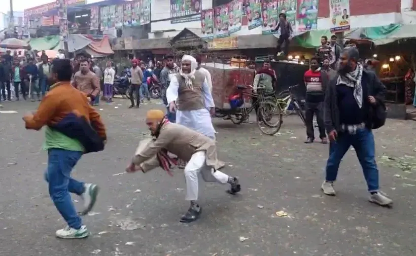 চাঁদাবাজির বিরুদ্ধে ব্যবসায়ীদের মানববন্ধনে হামলা চালিয়েছে একদল দুর্বৃত্ত।