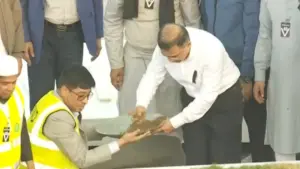 বিএনপির প্রতিষ্ঠাতা জিয়াউর রহমানের কবরের পাশে সমাহিত হলেন খালেদা জিয়া।