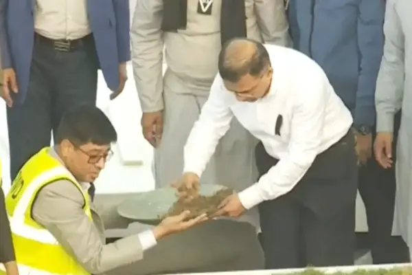 বিএনপির প্রতিষ্ঠাতা জিয়াউর রহমানের কবরের পাশে সমাহিত হলেন খালেদা জিয়া।