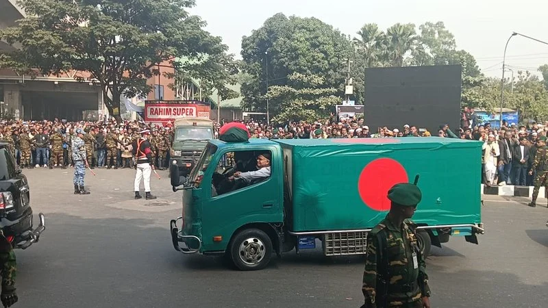 বেগম খালেদা জিয়ার মরদেহ মানিক মিয়া অ্যাভিনিউয়ে নেওয়া হয়েছে।
