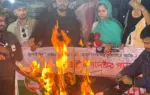 বিক্ষোভকারীরা স্বরাষ্ট্র উপদেষ্টা জাহাঙ্গীর আলম চৌধুরীর কুশপুত্তলিকা দাহ করেন।