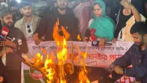 বিক্ষোভকারীরা স্বরাষ্ট্র উপদেষ্টা জাহাঙ্গীর আলম চৌধুরীর কুশপুত্তলিকা দাহ করেন।