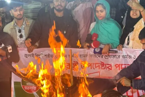 বিক্ষোভকারীরা স্বরাষ্ট্র উপদেষ্টা জাহাঙ্গীর আলম চৌধুরীর কুশপুত্তলিকা দাহ করেন।
