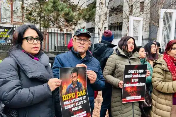 লন্ডনের আলতাব আলী পার্কস্থ কেন্দ্রীয় শহীদ মিনারে প্রতিবাদ সমাবেশ অনুষ্ঠিত হয়েছে।