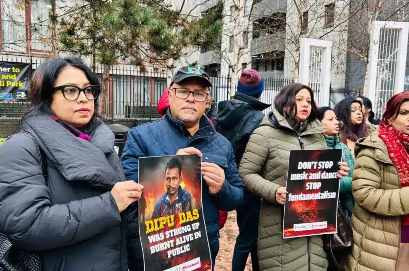 লন্ডনের আলতাব আলী পার্কস্থ কেন্দ্রীয় শহীদ মিনারে প্রতিবাদ সমাবেশ অনুষ্ঠিত হয়েছে।