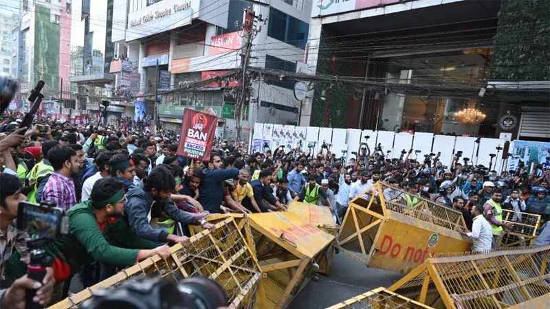 ‘মার্চ টু হাইকমিশন’ কর্মসূচির শুরুতেই বাধা দিয়েছে পুলিশ।