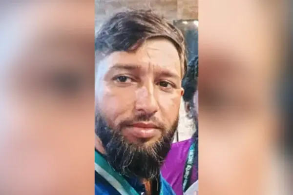 এনসিপির খুলনা বিভাগীয় প্রধান এবং এনসিপি শ্রমিক শক্তির কেন্দ্রীয় সংগঠক মোতালেব শিকদারের মাথায় গুলি করা হয়েছে।