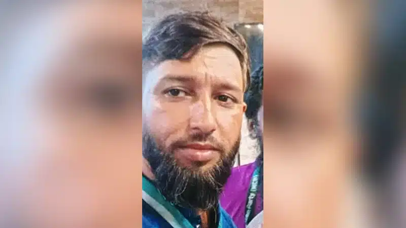 এনসিপির খুলনা বিভাগীয় প্রধান এবং এনসিপি শ্রমিক শক্তির কেন্দ্রীয় সংগঠক মোতালেব শিকদারের মাথায় গুলি করা হয়েছে।