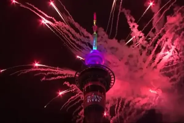 গ্রিনিচ মান সময় ১১টায় নিউজিল্যান্ডের অকল্যান্ডের স্কাই টাওয়ারে রঙিন আতশবাজি প্রদর্শনীর মাধ্যমে বর্ষবরণ শুরু হয়।