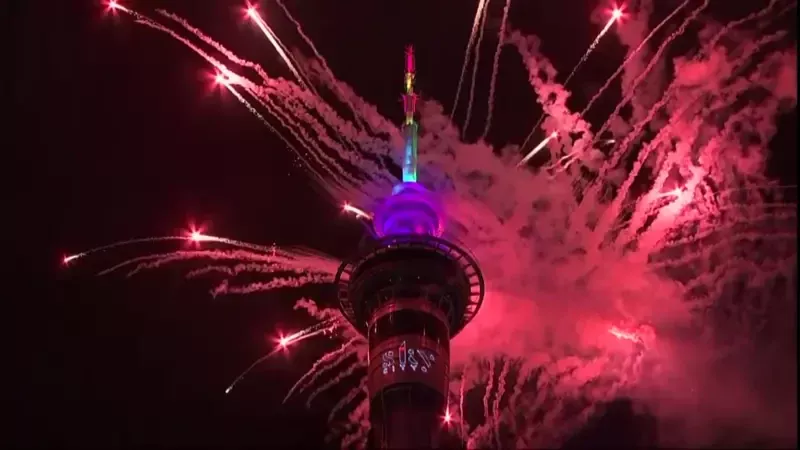 গ্রিনিচ মান সময় ১১টায় নিউজিল্যান্ডের অকল্যান্ডের স্কাই টাওয়ারে রঙিন আতশবাজি প্রদর্শনীর মাধ্যমে বর্ষবরণ শুরু হয়।