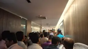 অর্থ উপদেষ্টা ড. সালেহউদ্দিন আহমেদকে সচিবালয়ে নিজ দপ্তরে অবরুদ্ধ করে রেখেছেন সচিবালয়ে কর্মরত বিভিন্ন মন্ত্রণালয় ও বিভাগের কর্মচারীরা।