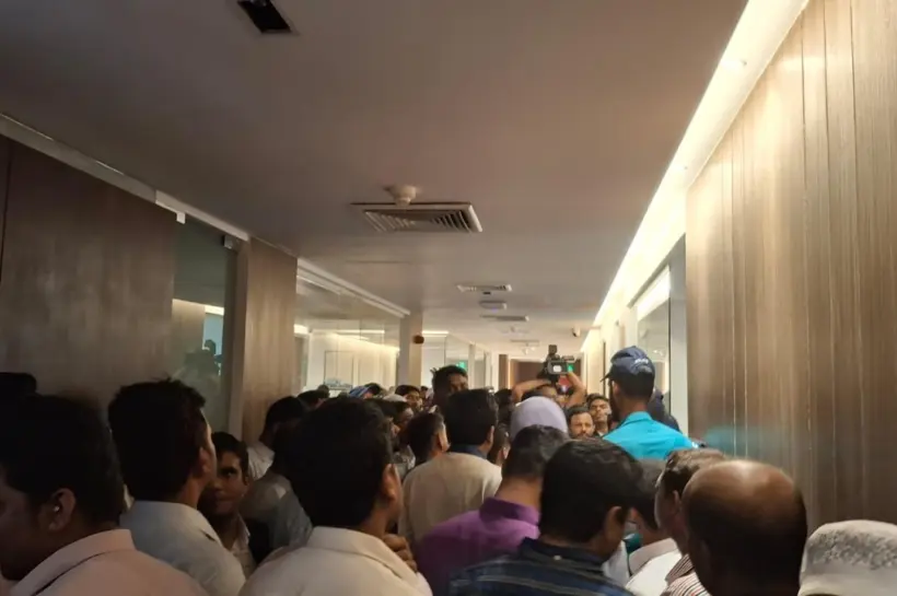 অর্থ উপদেষ্টা ড. সালেহউদ্দিন আহমেদকে সচিবালয়ে নিজ দপ্তরে অবরুদ্ধ করে রেখেছেন সচিবালয়ে কর্মরত বিভিন্ন মন্ত্রণালয় ও বিভাগের কর্মচারীরা।