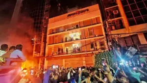 দৈনিক প্রথম আলো এবং দ্য ডেইলি স্টার কার্যালয়ে হামলা, ভাঙচুর, লুটপাট ও অগ্নিসংযোগের ঘটনা ঘটেছে।