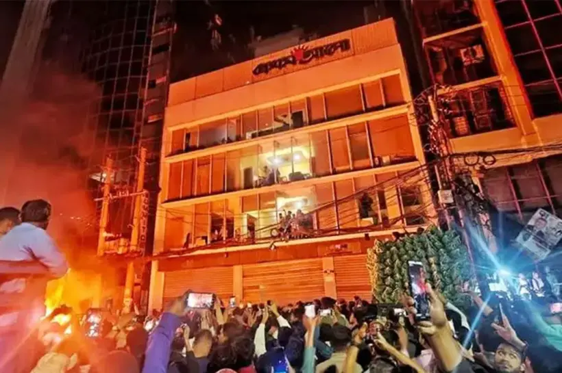 দৈনিক প্রথম আলো এবং দ্য ডেইলি স্টার কার্যালয়ে হামলা, ভাঙচুর, লুটপাট ও অগ্নিসংযোগের ঘটনা ঘটেছে।