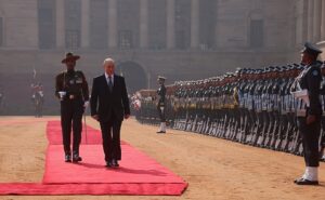 রাশিয়ার প্রেসিডেন্ট ভ্লাদিমির পুতিনকে তাঁর ভারত সফরের সময় গার্ড অফ অনার দেওয়া হচ্ছে।