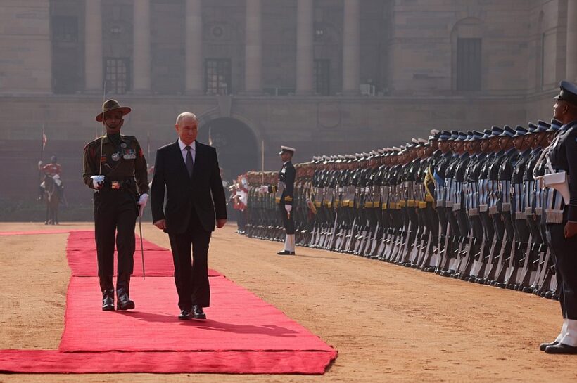 রাশিয়ার প্রেসিডেন্ট ভ্লাদিমির পুতিনকে তাঁর ভারত সফরের সময় গার্ড অফ অনার দেওয়া হচ্ছে।