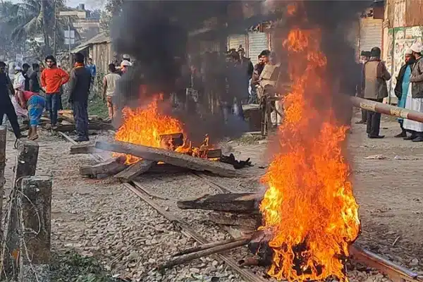 বিএনপির প্রার্থী মনোনয়ন ঘিরে রেললাইনে আগুন দেওয়ার ঘটনা ঘটেছে।
