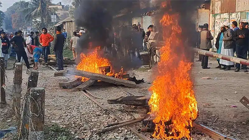 বিএনপির প্রার্থী মনোনয়ন ঘিরে রেললাইনে আগুন দেওয়ার ঘটনা ঘটেছে।
