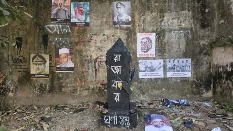 ঢাকা বিশ্ববিদ্যালয়ে ‘রাজাকার ঘৃণাস্তম্ভে’ জুতা নিক্ষেপ কর্মসূচি পালন করেছেন একদল শিক্ষার্থী ও সাধারণ মানুষ।