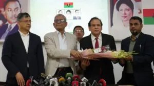 আনুষ্ঠানিকভাবে বিএনপিতে যোগ দিলেন ড. রেজা কিবরিয়া।