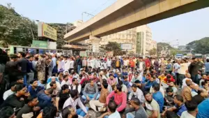 আইজিপি বাহারুল আলমকে বরখাস্ত ও গ্রেপ্তারের দাবিতে ঢাকার শাহবাগ অবরোধ করে বিক্ষোভ করেছে একদল মানুষ।