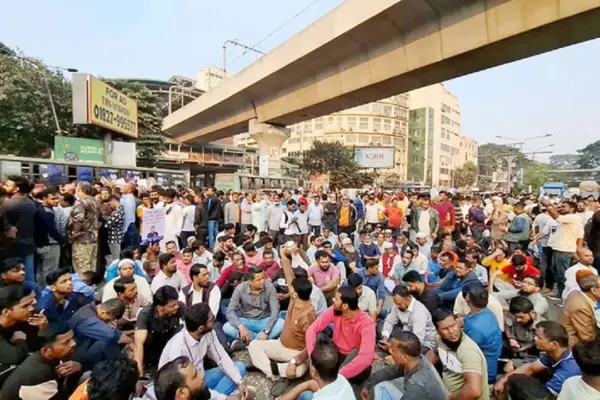 আইজিপি বাহারুল আলমকে বরখাস্ত ও গ্রেপ্তারের দাবিতে ঢাকার শাহবাগ অবরোধ করে বিক্ষোভ করেছে একদল মানুষ।