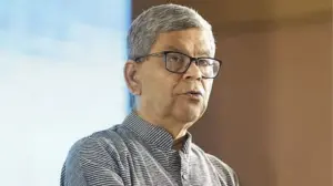 সাংবাদিক শওকত মাহমুদকে রবিবার আটক করেছে ঢাকা মহানগর গোয়েন্দা পুলিশ (ডিবি)।