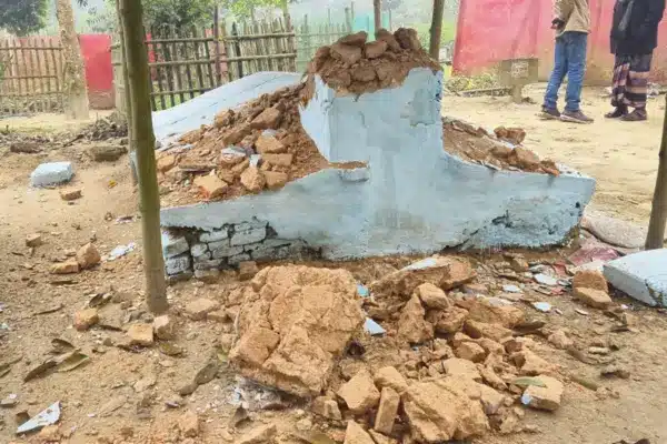 ঠাকুরগাঁওয়ে হজরত বাবা শাহ সত্যপীরের মাজারে ভাঙচুরের ঘটনা ঘটেছে।