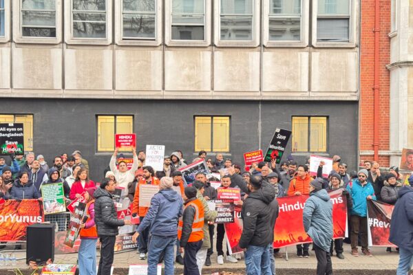 বাংলাদেশে সংখ্যালঘুদের ওপর চলমান বর্বরোচিত হামলা ও নিপীড়নের প্রতিবাদে যুক্তরাজ্যের হিন্দু ধর্মাবলম্বীরা লন্ডনের বাংলাদেশ হাই কমিশনের সামনে এক বিশাল বিক্ষোভ সমাবেশের আয়োজন করেন যার একাংশ এই ছবিতে দেখা যাচ্ছে।