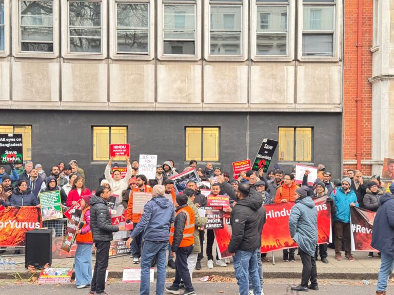 বাংলাদেশে সংখ্যালঘুদের ওপর চলমান বর্বরোচিত হামলা ও নিপীড়নের প্রতিবাদে যুক্তরাজ্যের হিন্দু ধর্মাবলম্বীরা লন্ডনের বাংলাদেশ হাই কমিশনের সামনে এক বিশাল বিক্ষোভ সমাবেশের আয়োজন করেন যার একাংশ এই ছবিতে দেখা যাচ্ছে।