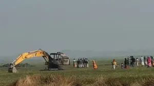 এক কৃষককে এক্সকেভেটরের নিচে চাপা দিয়ে হত্যা করা হয়েছে বলে অভিযোগ উঠেছে।