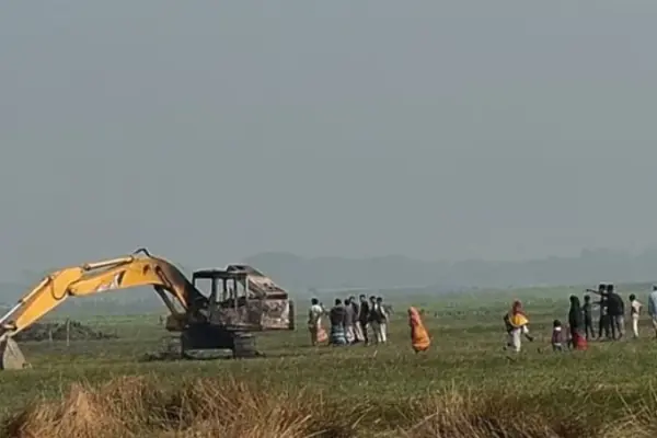 এক কৃষককে এক্সকেভেটরের নিচে চাপা দিয়ে হত্যা করা হয়েছে বলে অভিযোগ উঠেছে।