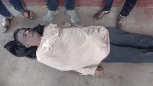 জানাজায় অংশ নিতে এসে প্রচণ্ড ধাক্কাধাকির মধ্যে পড়ে এক ব্যক্তি মারা গেছেন।