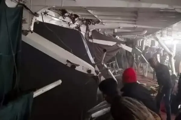 বৃহস্পতিবার দিবাগত রাত ১টা থেকে ২টার মধ্যে এই দুর্ঘটনা ঘটে।