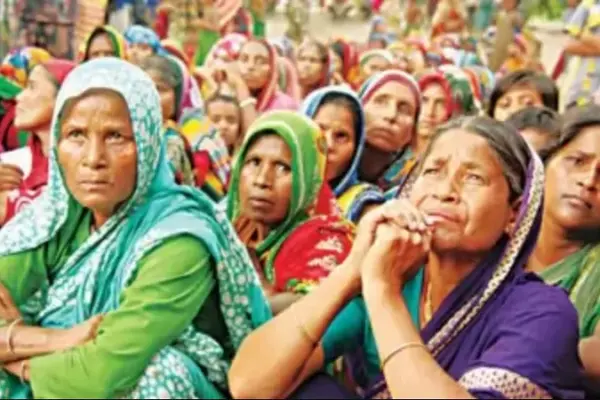 দেশের মোট জনসংখ্যার প্রায় এক-তৃতীয়াংশ দারিদ্র্যসীমার নিচে নেমে যাওয়ার ঝুঁকিতে রয়েছে।