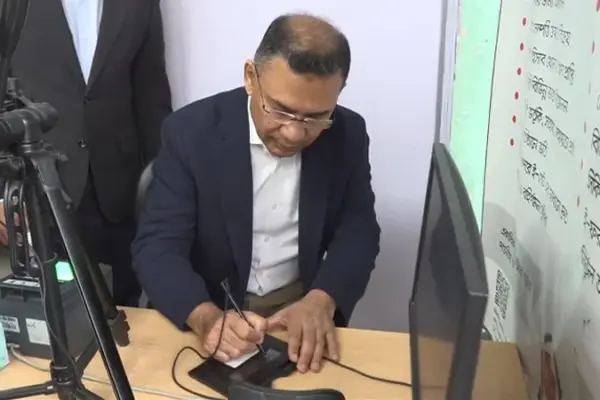 এনআইডি পাওয়ার আনুষ্ঠানিকতা সেরেছেন বিএনপির ভারপ্রাপ্ত চেয়ারম্যান তারেক রহমান।