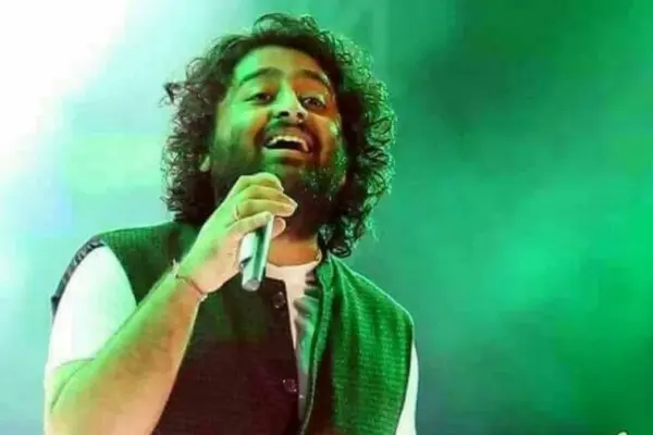 মঞ্চে গান গাইছেন অরিজিৎ সিং।