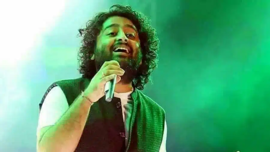 মঞ্চে গান গাইছেন অরিজিৎ সিং।