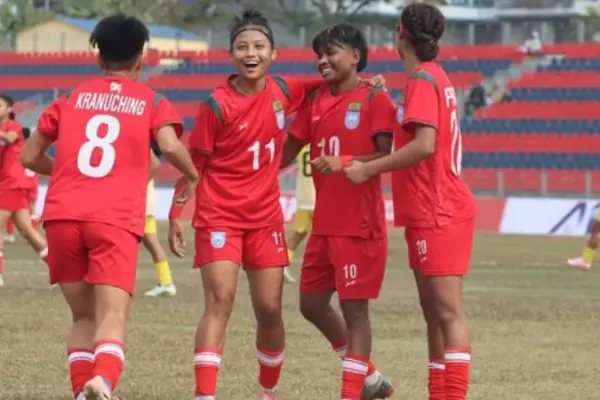 বাংলাদেশ অনূর্ধ্ব-১৯ নারী দলের ফুটবলাররা।